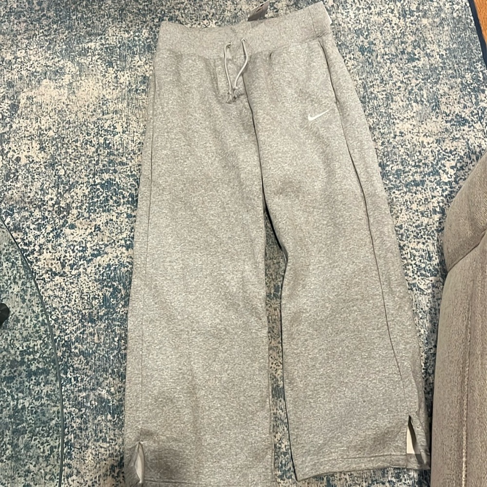 Nike Sportswear Club Fleece Grey
Women's Mid-Rise Wide-Leg Sweatpants
